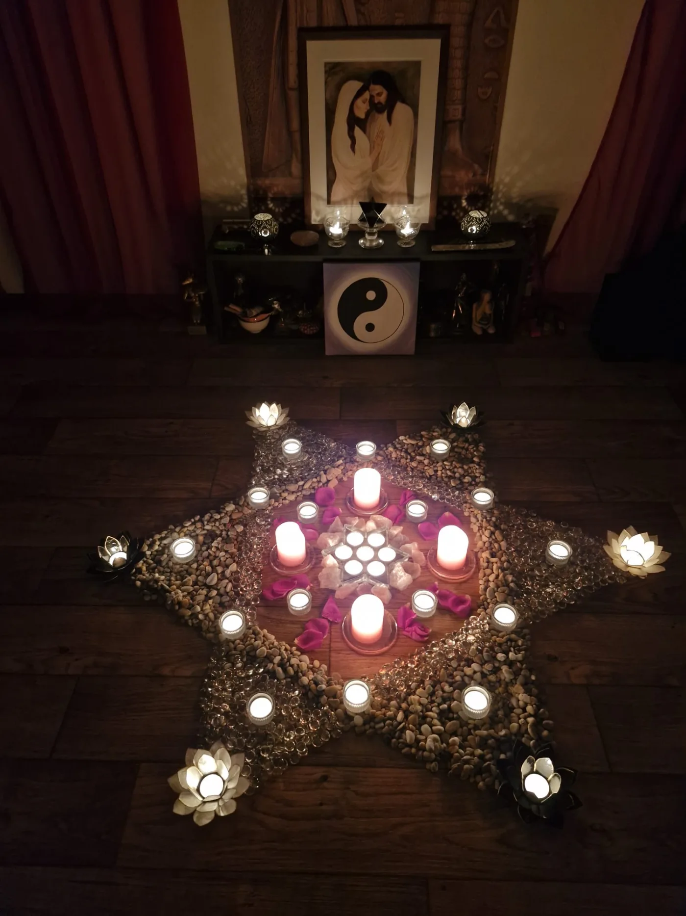 Konstelační kruh ze svíček, kamenů a květů