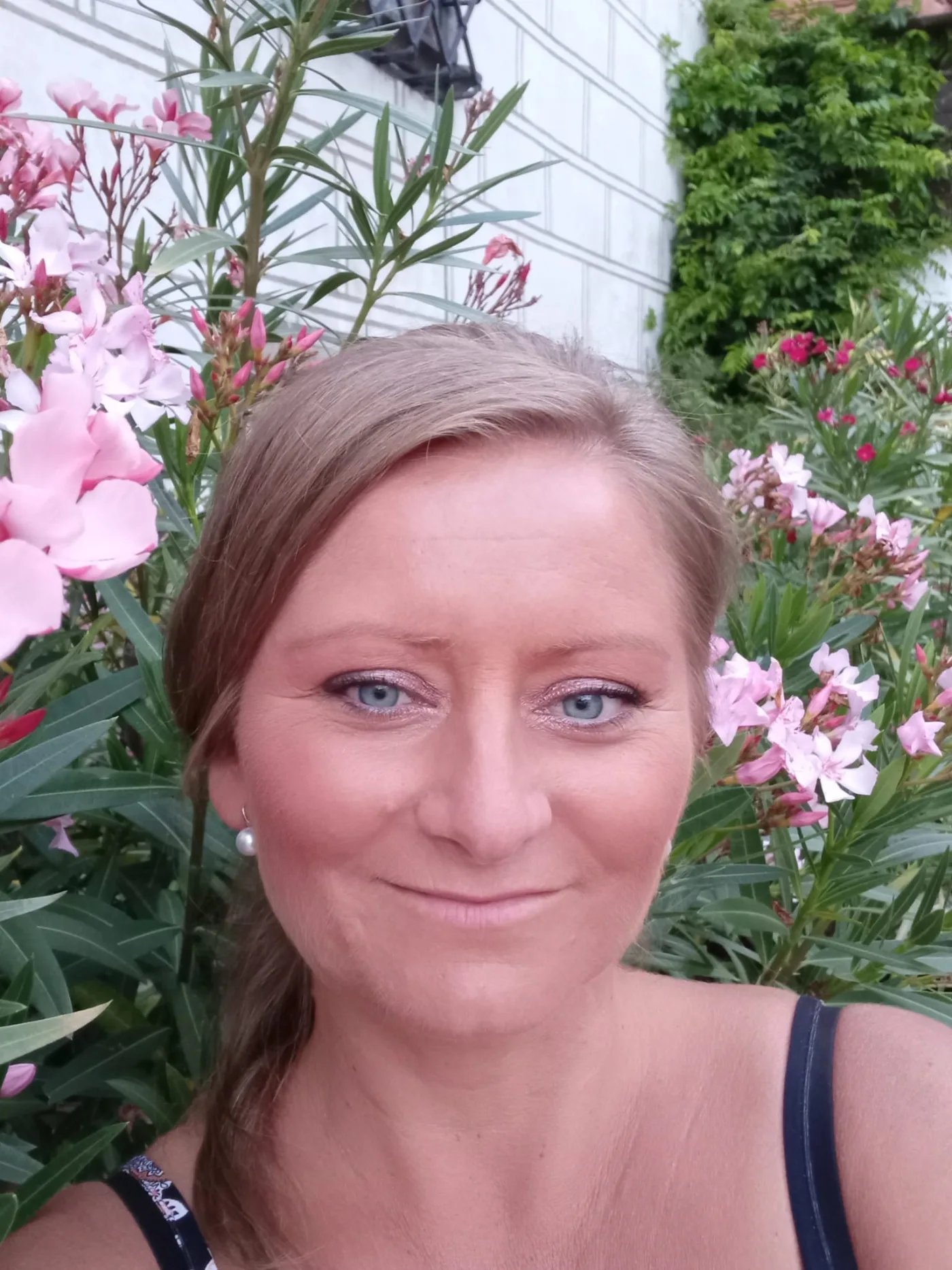 Lenka Marešová, homeopatka, mezi rozkvetlými keři